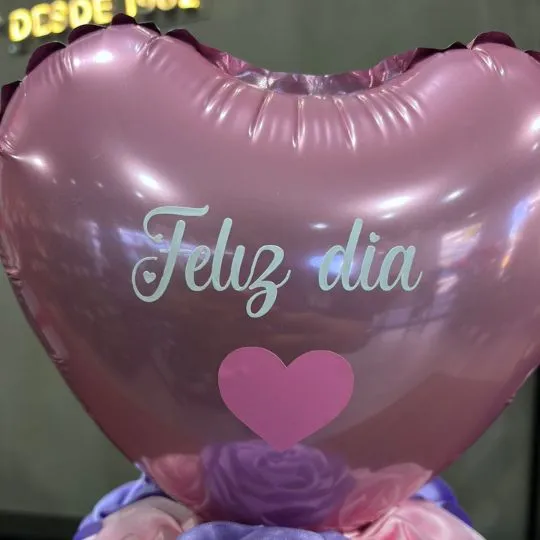 Caja pote white con rosas de raso y globo 